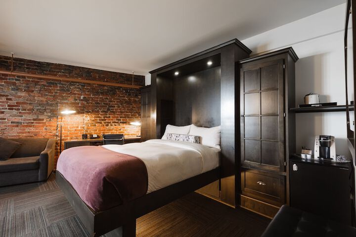 Room 32 of 46