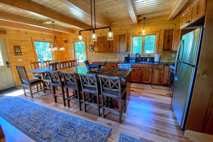 UV Log home with direct Cannon Mountain views Minutes to attractions Fireplace Pool Table AC