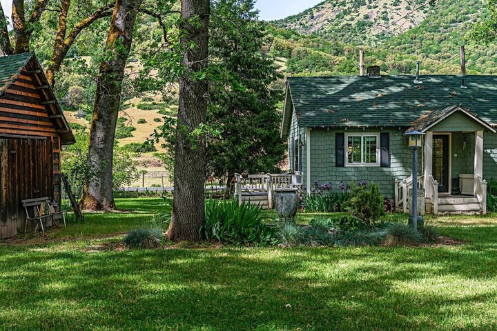 Romantic Rogue River Cottage Near Del Rio Winery