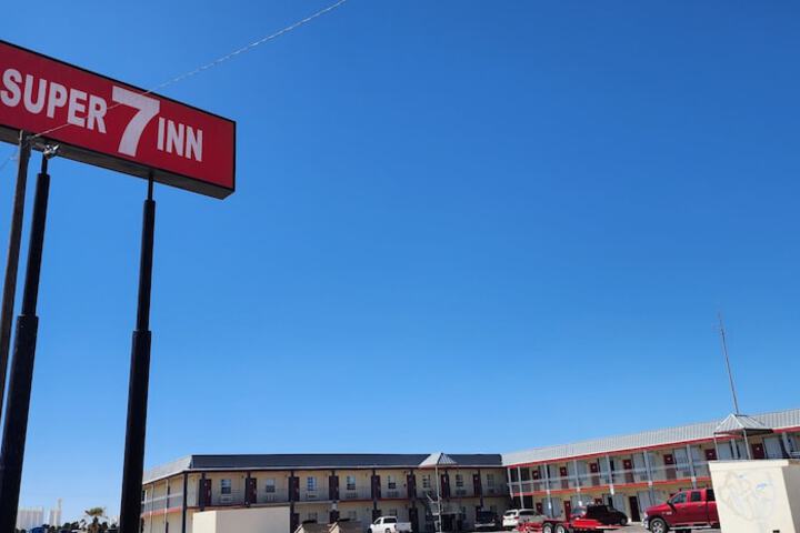 Super 7 Inn