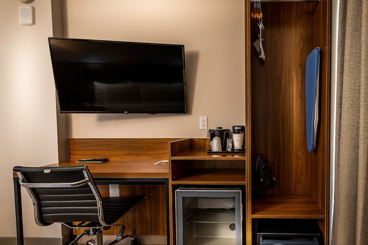 La Quinta Inn & Suites by Wyndham Times Square South