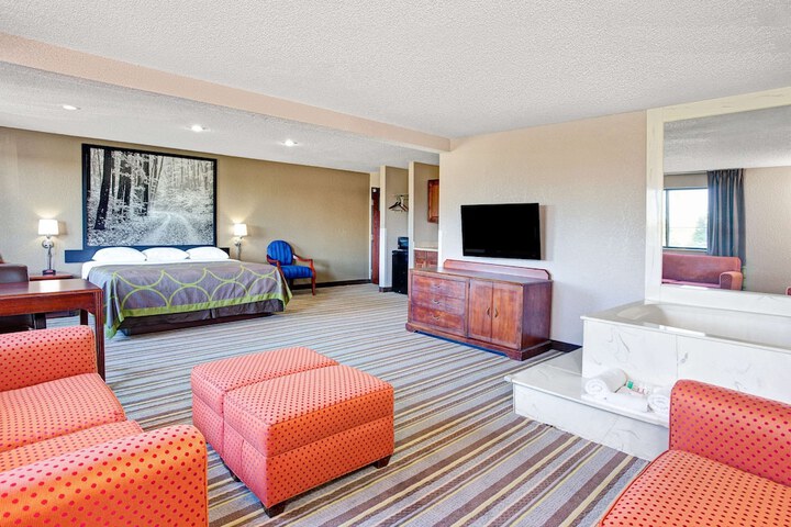 Super 8 by Wyndham Roseville / Detroit Area