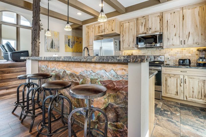 Hot Tub Relaxation: Luxe Summit Gem w / Mtn Views