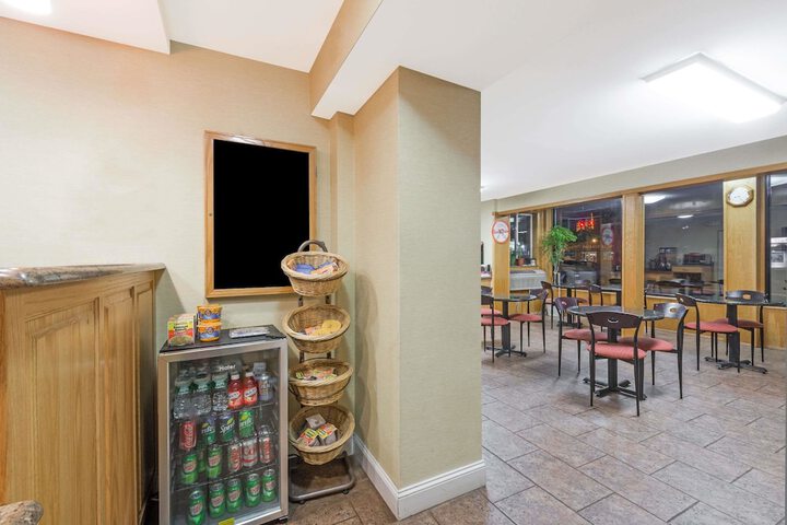 Howard Johnson by Wyndham Hartford South – Rocky Hill