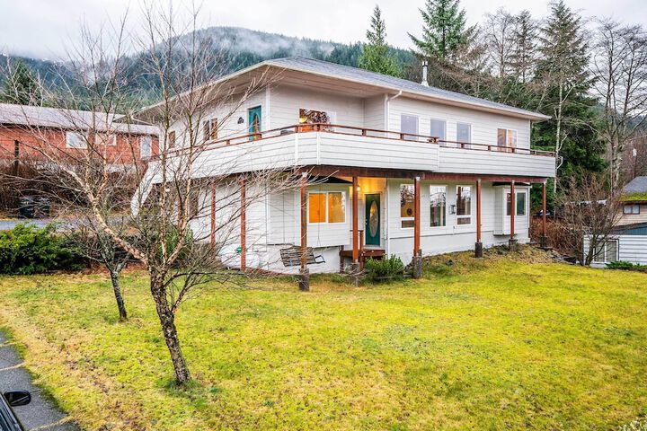 Ketchikan Home: Bay Views 1 / 2 Mi to Hiking Trails