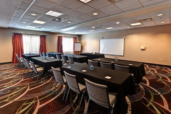 Holiday Inn Express & Suites Wichita Northwest by IHG