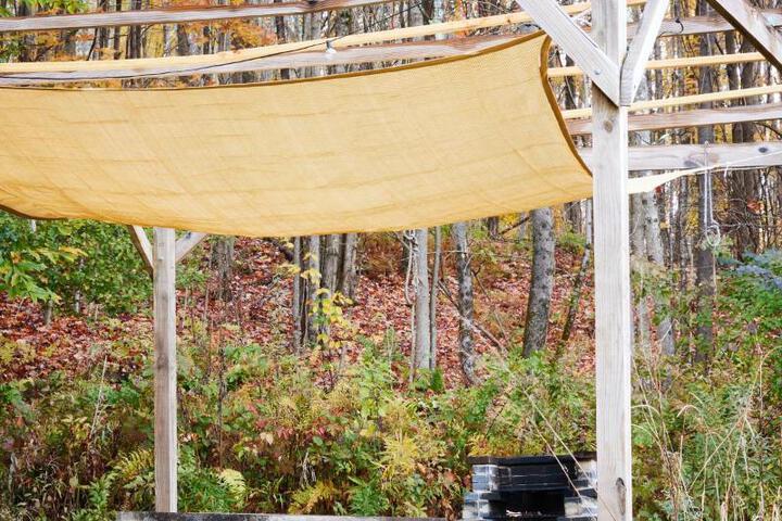 Cozy Cottage with Jacuzzi Sauna, Fire Pit and Reading Nook!
