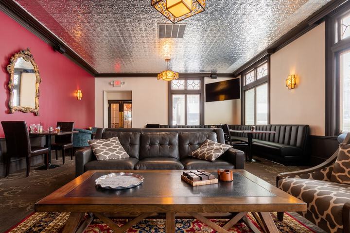 Lounge 54 of 62