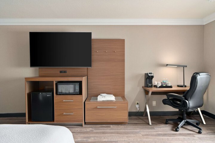 Room 33 of 48