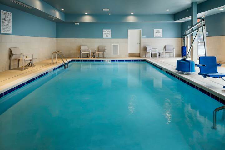 Holiday Inn Express & Suites Medford by IHG