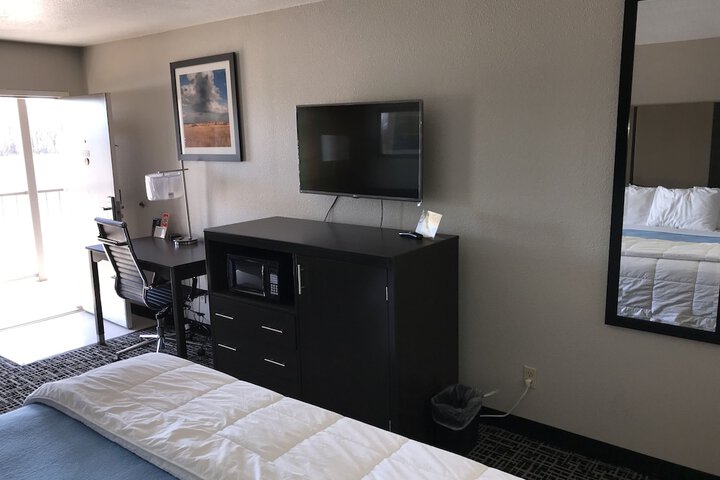 Days Inn by Wyndham Grove