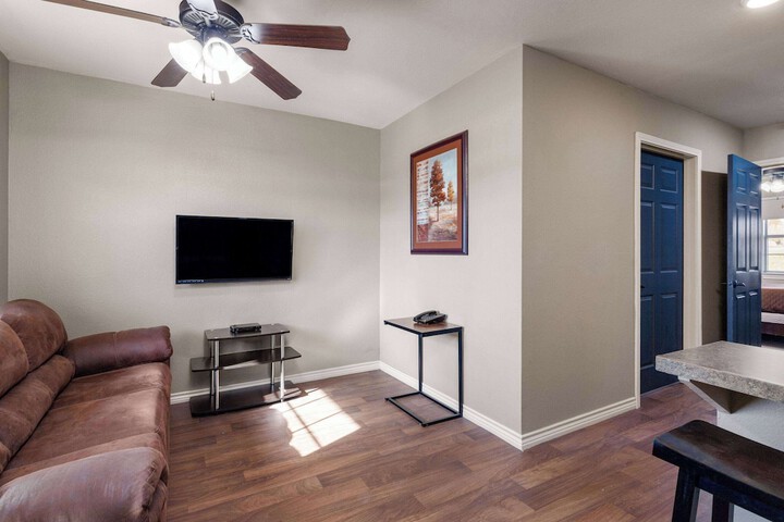 Eagles Den Suites Kenedy a Travelodge by Wyndham