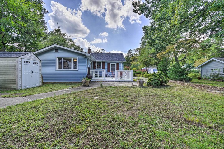 Dog-friendly Waretown Home w / Furnished Deck!