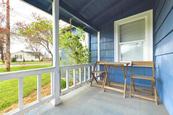 Main St. New with AC Monthly stays Charming Cottage KING BED