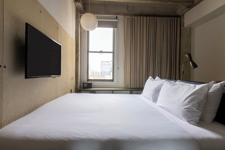 Room 26 of 102