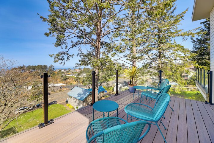 Scenic Depoe Bay Townhome w / Deck 1 Mi to Parks!
