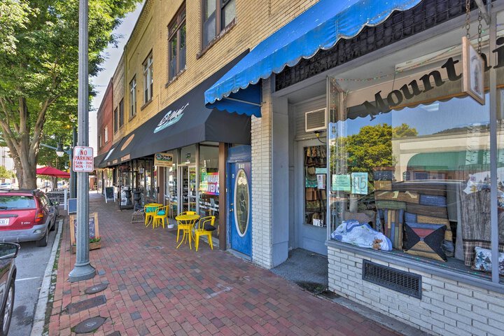 Modern Main St. Apt in Downtown Waynesville!
