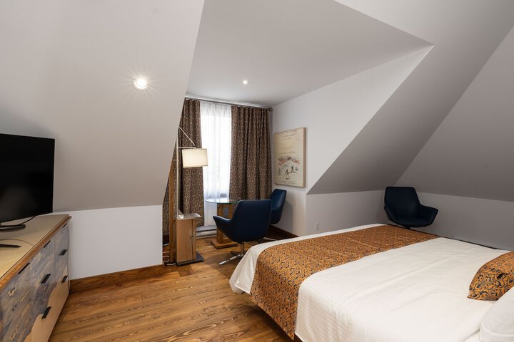 Room 106 of 363