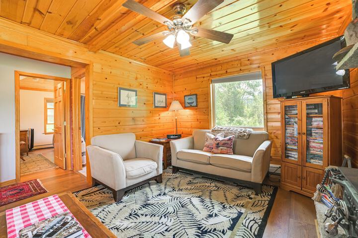 Riverfront Cheboygan Cabin w / Kayaks & Dock!
