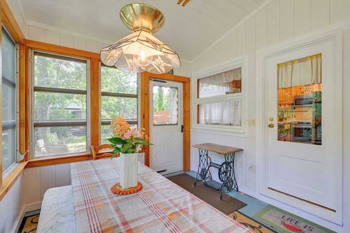 Walk to Beach: Long Island Wine Country Home!