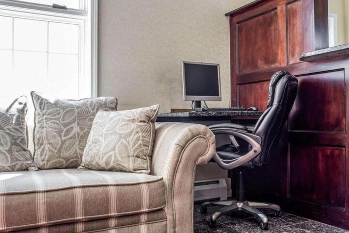 Econo Lodge Inn & Suites North Syracuse Airport