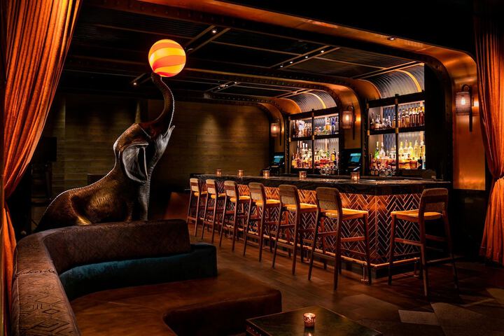 Lounge 50 of 59