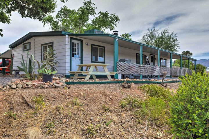 6 Mi to Old Town Panoramic Views: Cottonwood Gem!