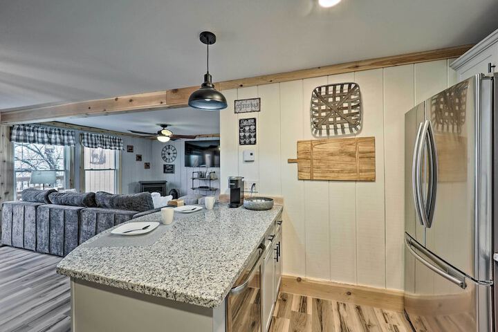 1 Mi to Skiing: Beech Mountain Condo w / Fireplace!