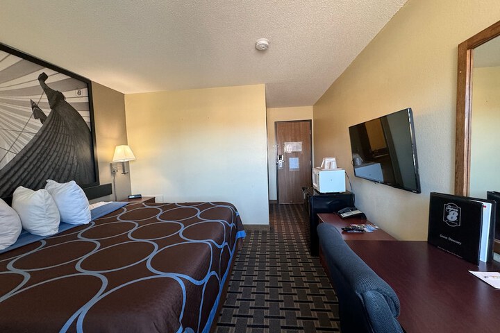 Super 8 by Wyndham Chisago City