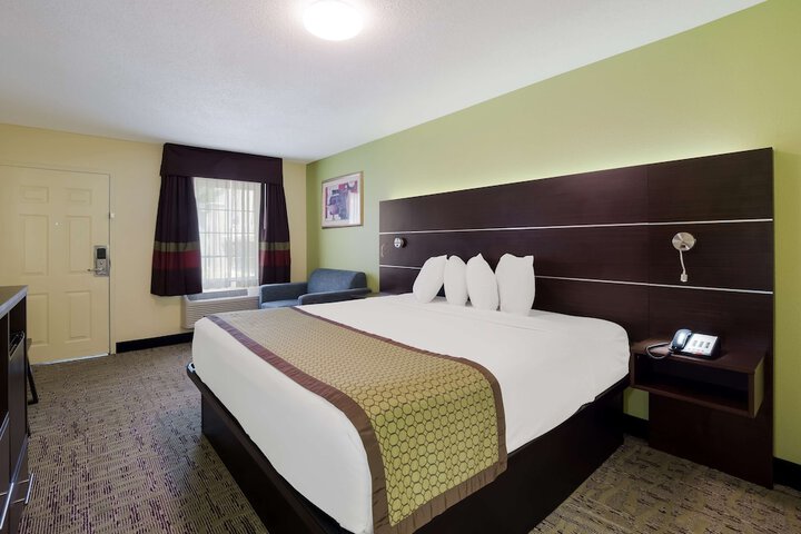 Room 9 of 32