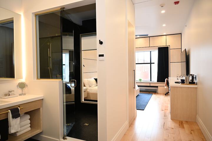 Room 3 of 110