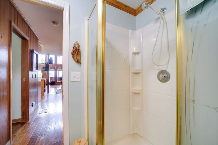 Robbinsville Vacation Rental w / Covered Balcony