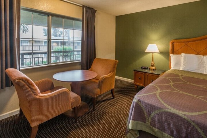 Room 15 of 23