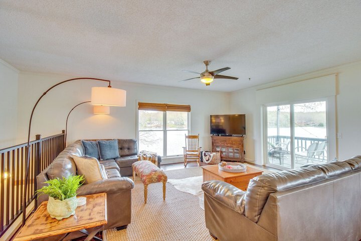 Lakefront Arkansas Abode - Deck Grill & Fire Pit!