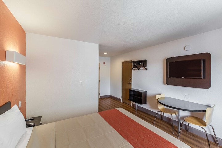 Room 25 of 34