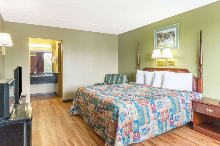 Room 10 of 14