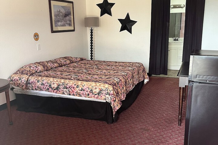 Glen Rose Inn and Suites