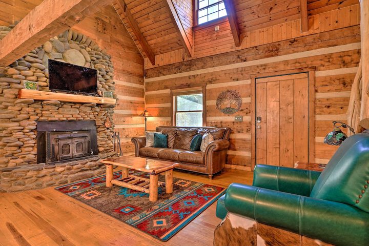 Luxe Dog-friendly Cabin w / Hot Tub & Game Room