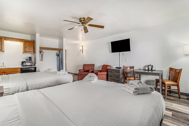 Snyders Shoreline Inn