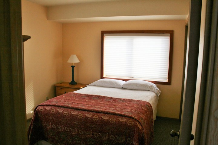 The Waves / The Argonauta Inn/The White Heron Lodge