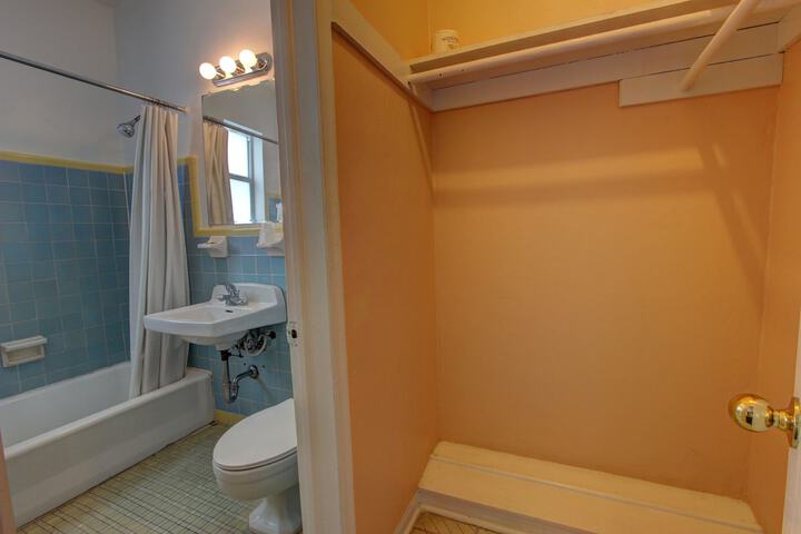 Room 7 of 34