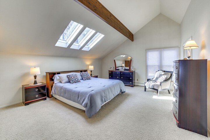 Private Beach & Deck: Spacious Lake Michigan Home