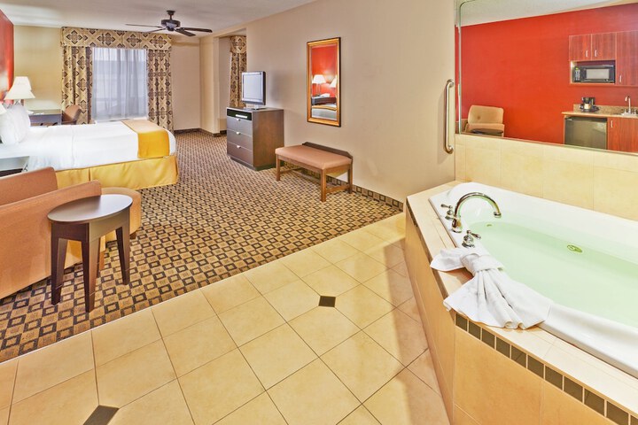 Room 12 of 26
