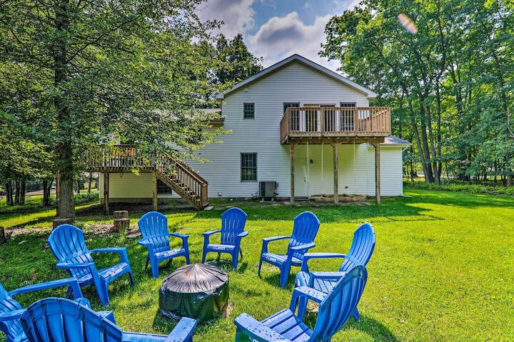 Poconos Retreat w / Game Room Hot Tub, & Sauna!
