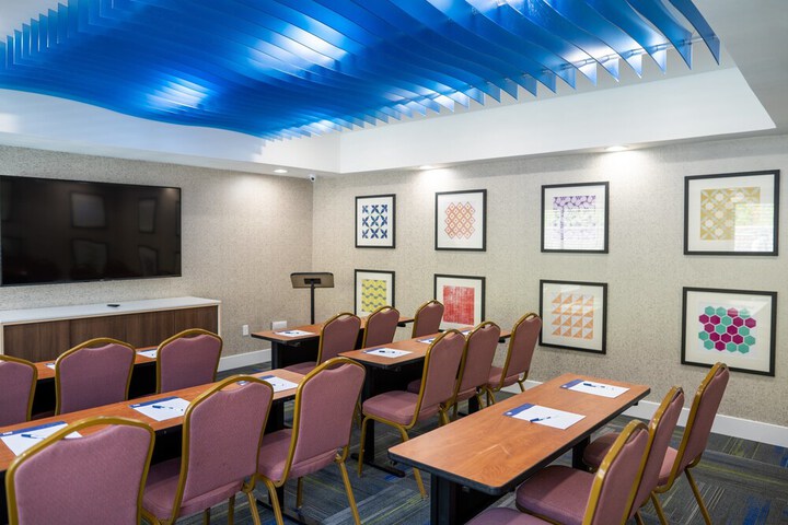 Holiday Inn Express & Suites Lake Forest by IHG