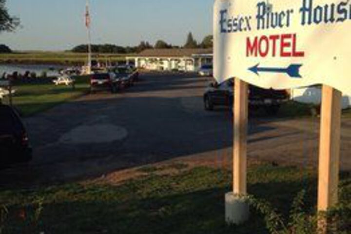 Sheas Riverside Inn & Motel