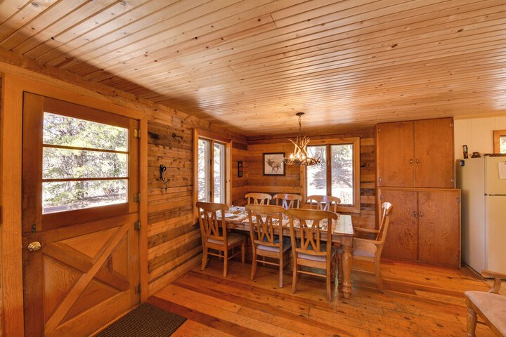Idyllic Twin Lakes Escape w / Views of the Lakes