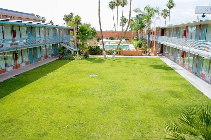 Hotel Exterior 27 of 33