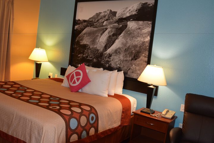 Super 8 by Wyndham Austin / Airport South