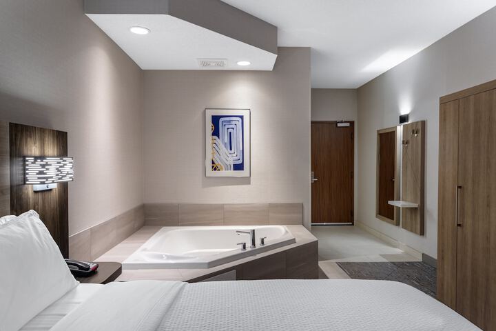 Holiday Inn Express & Suites Vadnais Heights by IHG